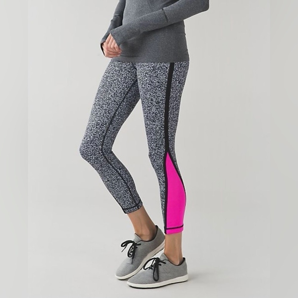 Lululemon Pace Tight
Flashback Static White Black size 8 EUC